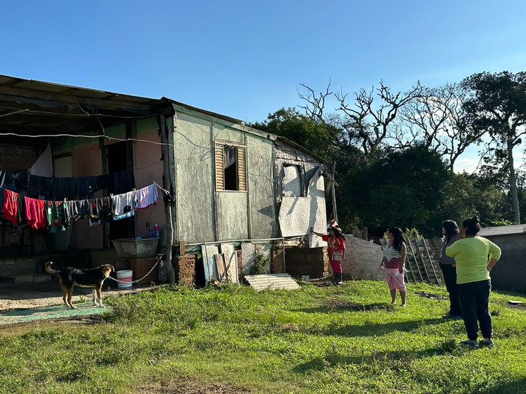 Joenia Wapichana, presidenta da Fuinai, esteve na aldeia Polidoro, em Porto Alegre, onde vivem indígenas Charrua | Foto: Divulgação/Funai