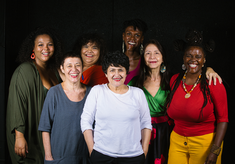 Da esquerda para a direita: Aliny Ulbricht, Denise Stutz, Simone Mazzer, Inez Viana, Lux Negre, Carolina Virgüez e Damiana Inês - Foto: Rodrigo Menezes