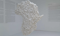 Híbridos que transitam entre pintura, escultura e relevo formam a mostra que convoca o público a uma imersão na diáspora africana e racial brasileira