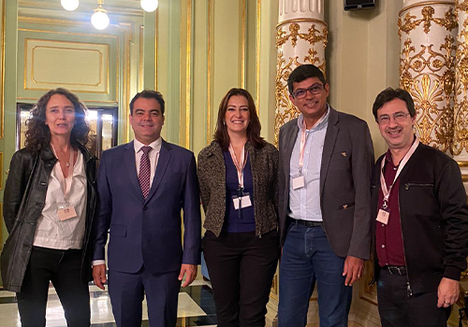 Delegação brasileira composta por Andrea Caruso Saturnino, diretora geral do Teatro Municipal de São Paulo; Tamoio Marcondes, presidente da Funarte; Flávia Furtado, diretora executiva do Festival Amazonas de Ópera; Marcos Apolo Muniz, secretário de Cultura do Estado do Amazonas, e Paulo Abrão Esper, diretor da Companhia Lírica de São Paulo. (Foto: divulgação)