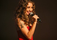 Júlia Vargas apresenta novo álbum em show gratuito no Teatro Dulcina (RJ)