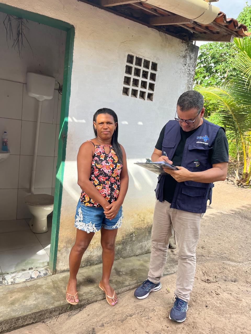 Homem e mulher vistoriando uma banheiro construído com recursos da Funasa.
