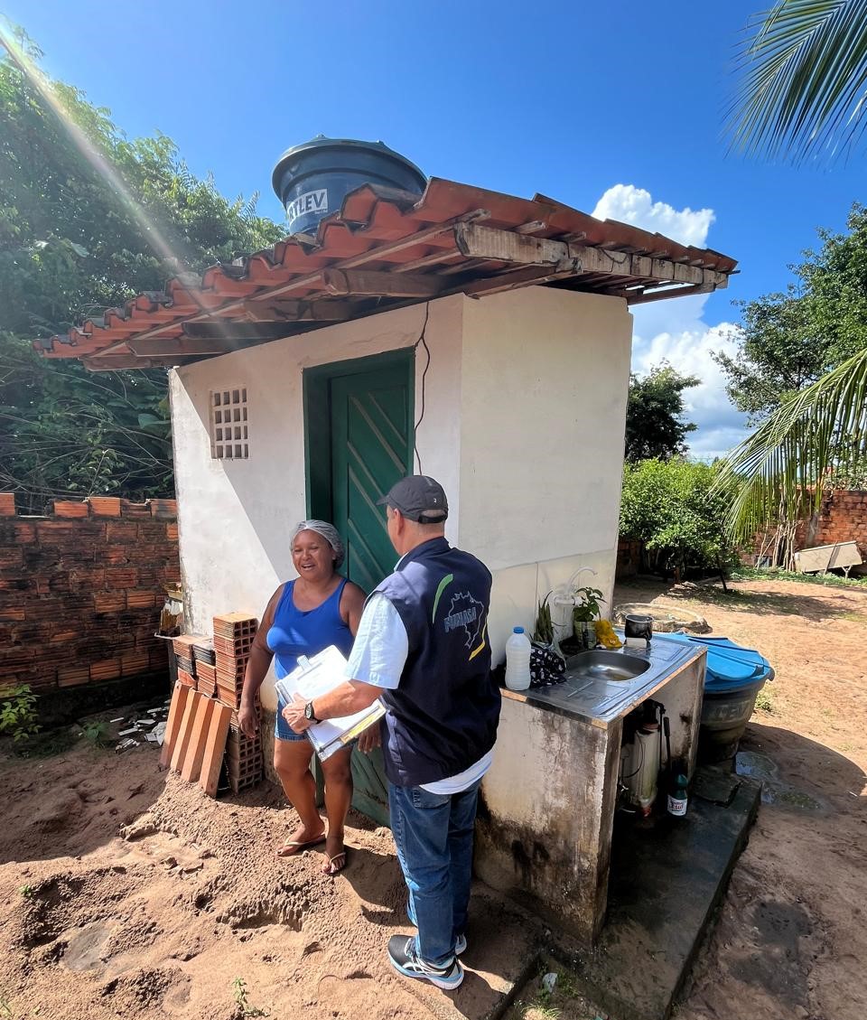 Outro ângulo, homem e mulher vistoriando uma banheiro construído com recursos da Funasa.