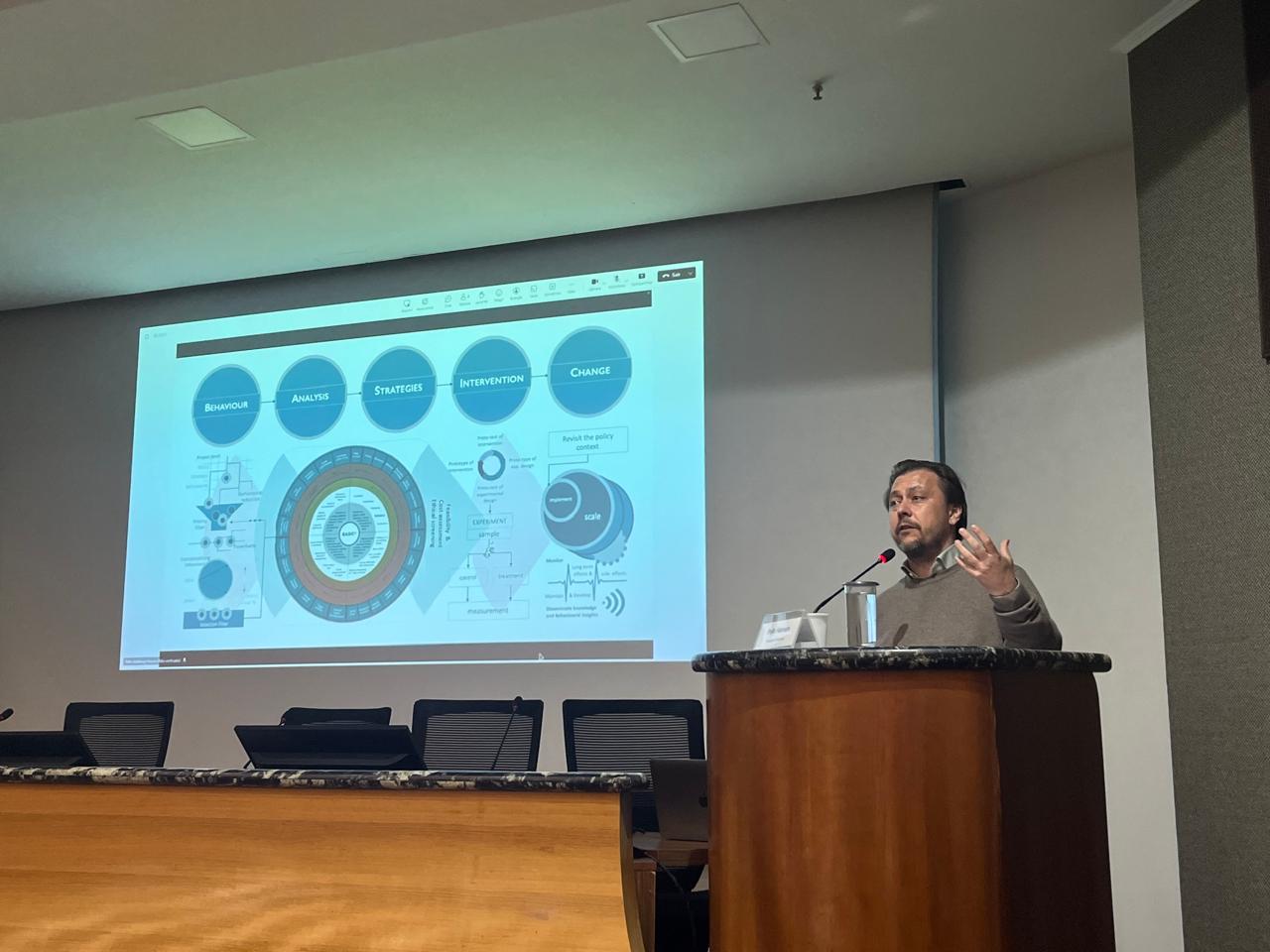 Pelle Hansen ministra palestra sobre Ciências Comportamentais na sede do Serpro, em Brasília