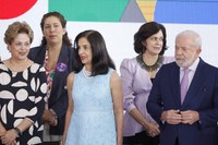 Ministra Esther Dweck participa de cerimônia no Planalto sobre pacote de ações para garantir direitos das mulheres brasileiras