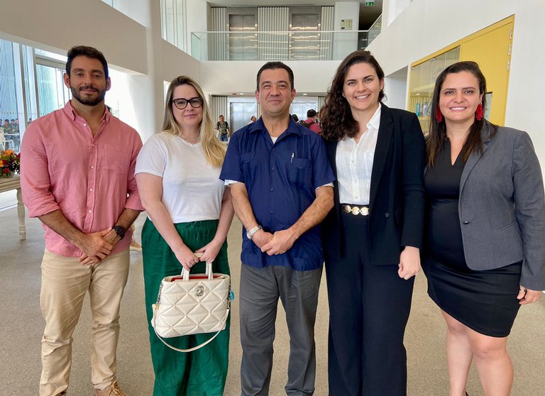 Da esquerda para a direita, Guilherme Souto, assessor de Controle Externo do TCU, Carolina Carballido, corregedora da Enbpar, Jacobo Garcia Villareal, Diretor de Governança Pública da OCDE, Thaisa Faria, assessora internacional da SEGES/MGI e Regina Lemos de Andrade, diretora do Departamento de Transferências e Parcerias da União/SEGES/MGI