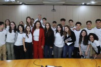 Ministra Esther Dweck recebe alunos do ensino médio em visita institucional ao ministério