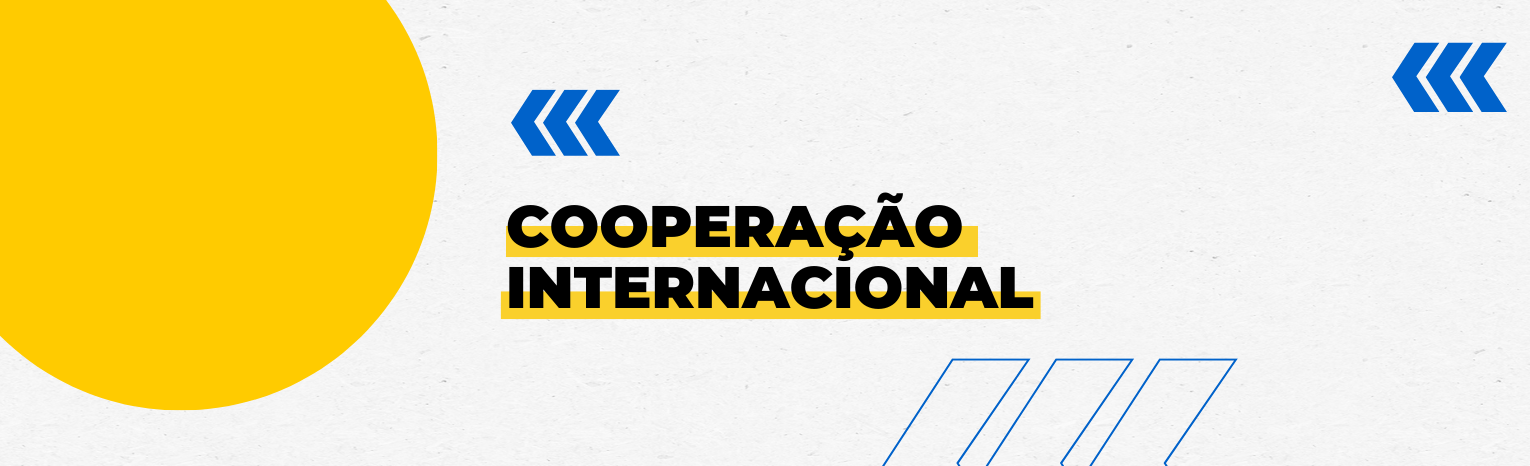 Fundo branco com duas setas azuis apontadas para o lado direito e com três retângulos na vertical. Texto:  Cooperação Internacional