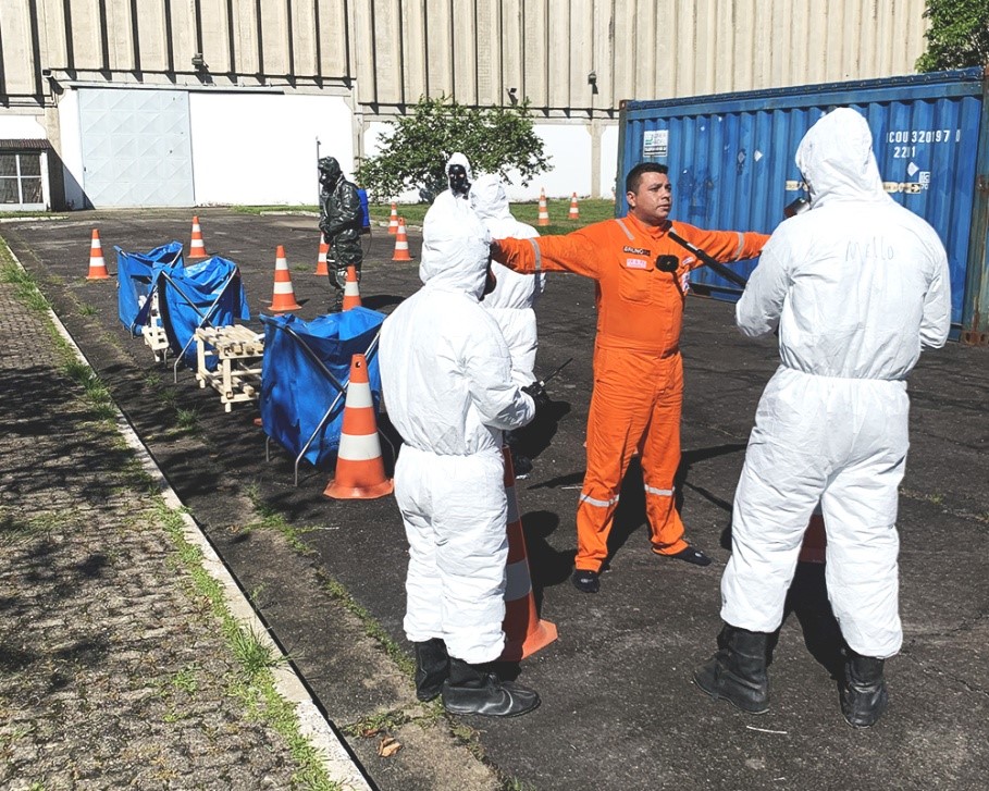 Foto - Processo de descontaminacao realizado pela MB.jpg