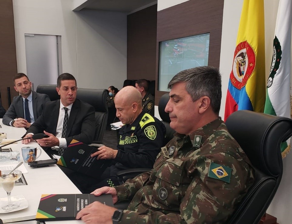 Reunião com a Polícia Nacional da Colômbia.jpg