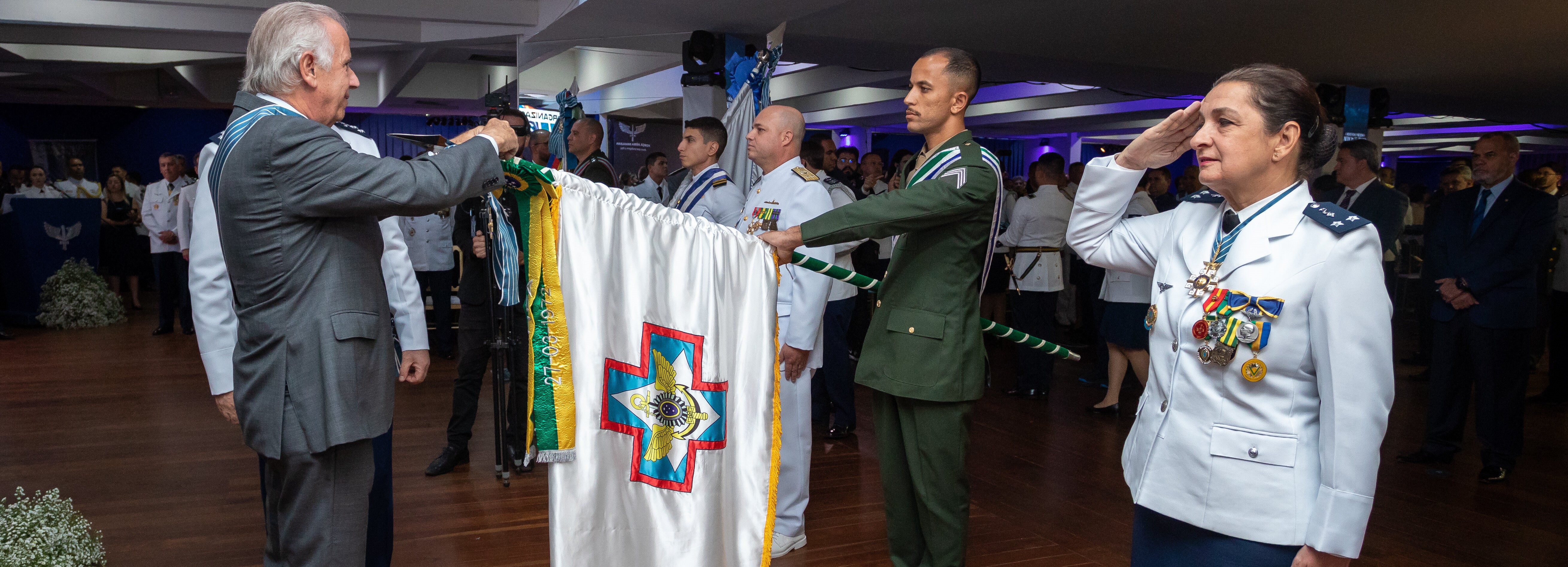 Solenidade de imposição da insígnia da Ordem do Mérito Aeronáutico ao estandarte do HFA