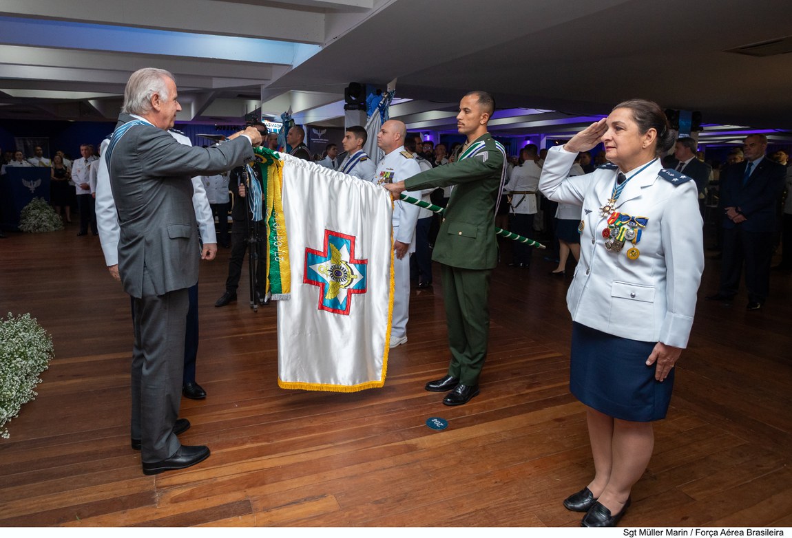 Solenidade de imposição da insígnia da Ordem do Mérito Aeronáutico ao estandarte do HFA