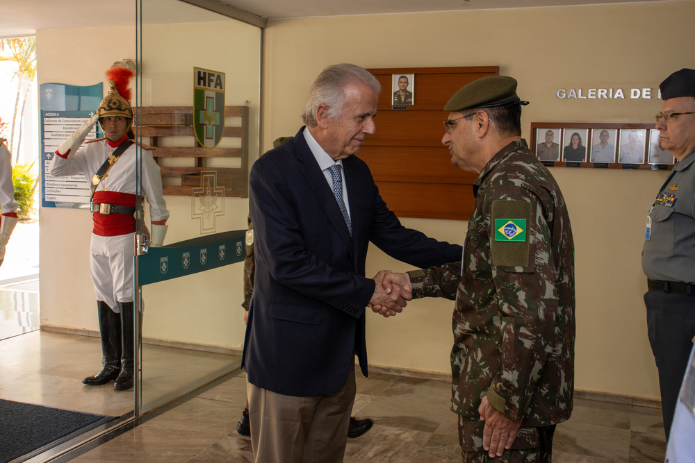 HFA recebe visita do Ministro da Defesa