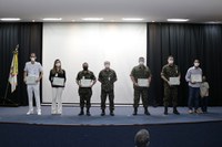 Hora de colher no HFA: Servidores civis e militares recebem prêmios de Destaque e Funcionário Padrão