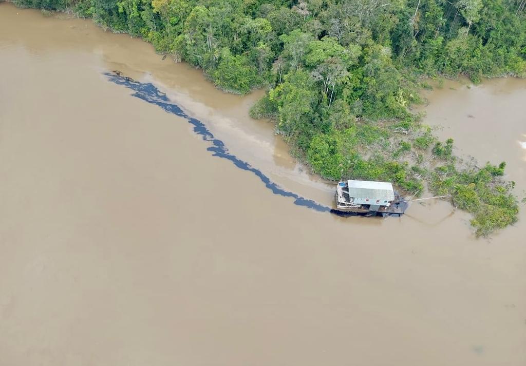 Para fugir da fiscalização, balsas de garimpo migram para Amazônia profunda  - 14/11/2022 - UOL TAB