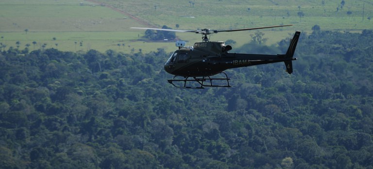 helicóptero sobrevoando a Amazônia