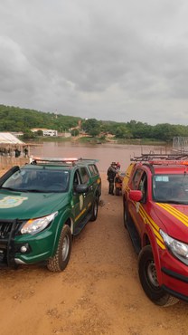 Viatura do Ibama a margem no Rio Paraíba