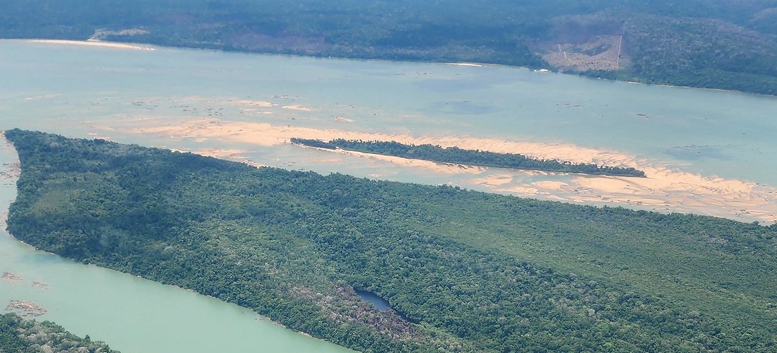 Operação visa combater a invasão de garimpeiros e proteger o meio ambiente e os direitos dos povos indígenas na região do Tapajós, em conformidade com decisão do STF.