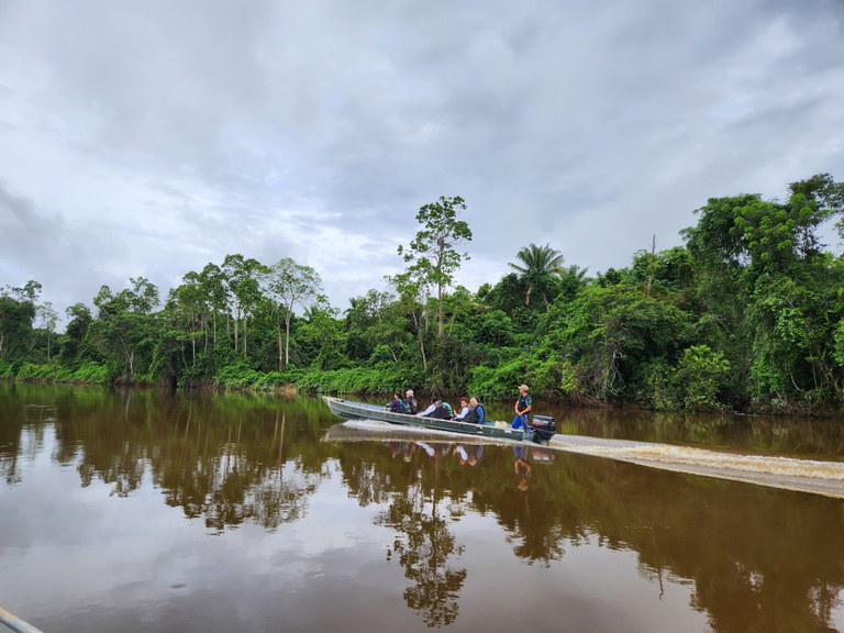 Equipe do projeto no barco do ibama no rios do território indígena