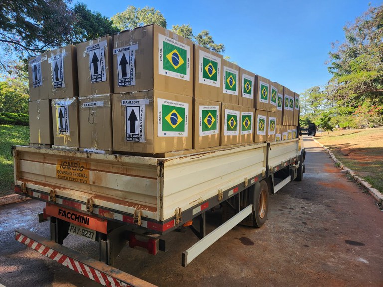 Caminhão do ICMBio carregado com as caixa contendo os kit veterinários para os município do Rio Grande do Sul