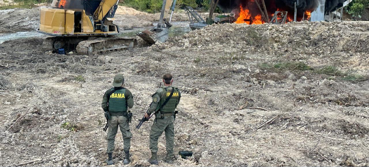 A fiscalização compõe o trabalho de desintrusão na TI Munduruku, uma das regiões mais devastadas pelo garimpo ilegal no país