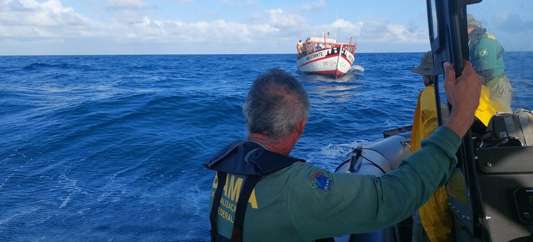 Agentes do Ibama interceptam embarcação para fiscalização da pesca de lagostas.