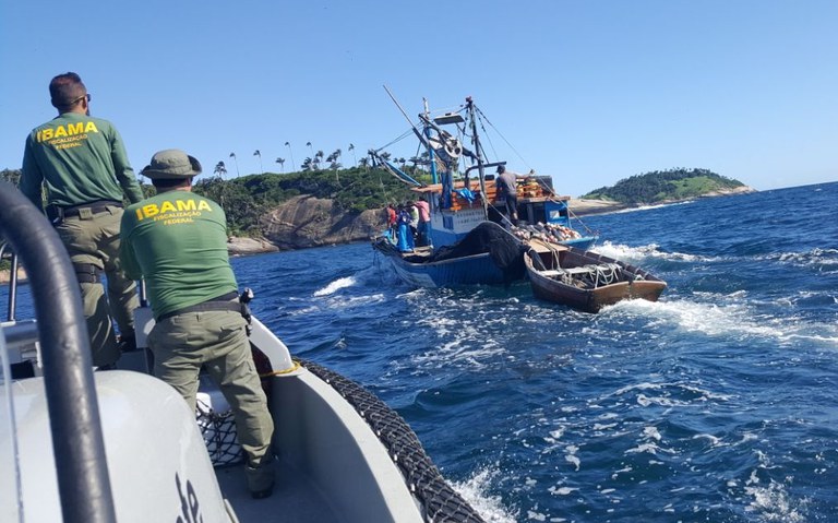 2018-02-07-ibama-pesca-ilegal-bahia-sepetiba.jpg