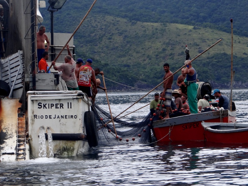 barco-pesca-ilegal-ilhabela.jpg