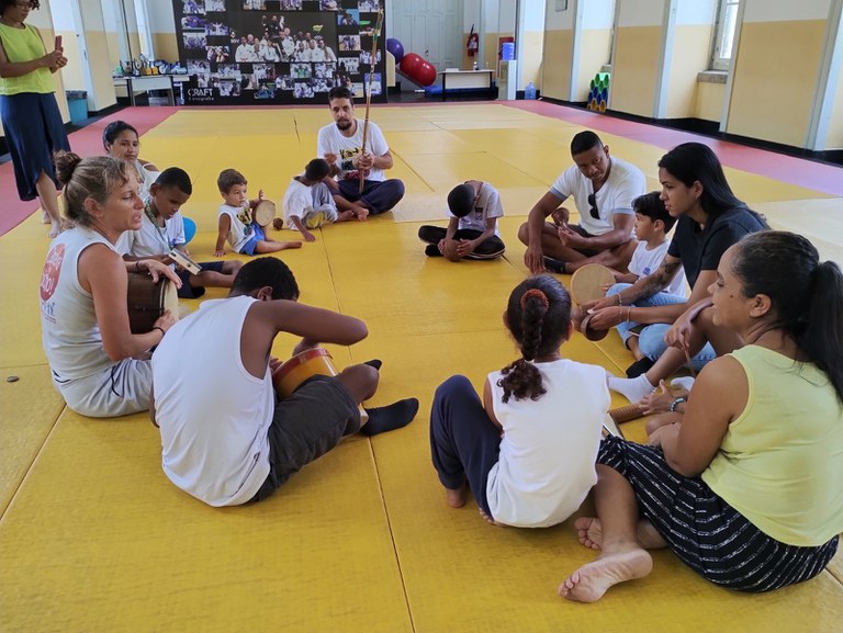 Alunos do Ensino Fundamental têm manhã de capoeira e maculelê