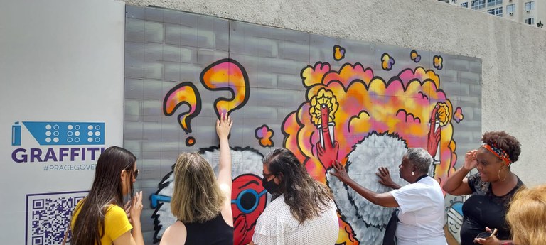 Alunos do IBC visitam grafite em braile