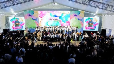 Foto de alunos da educação infantil, do ensino fundamental I e II e do ensino médio técnico de música em apresentação cultural no aniversário de 170 anos do IBC