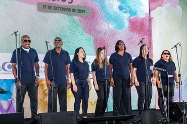 Foto do grupo Ponto de Vista em apresentação cultural no palco