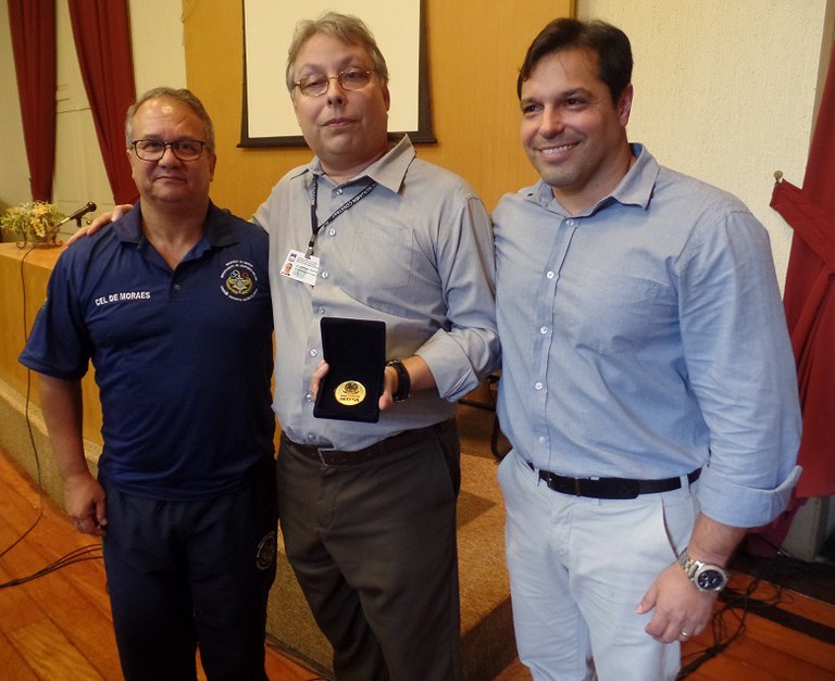 Visita da comitiva do Ministério da Defesa e entrega de medalha