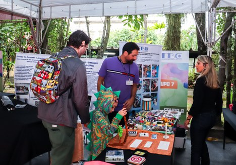 Foto de exposição de equipamentos e materiais desenvolvidos por professores, alunos e pesquisadores do IBC