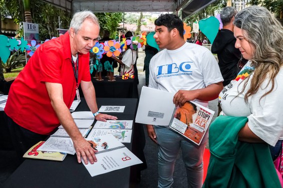 Foto de exposição de equipamentos e materiais desenvolvidos por professores, alunos e pesquisadores do IBC