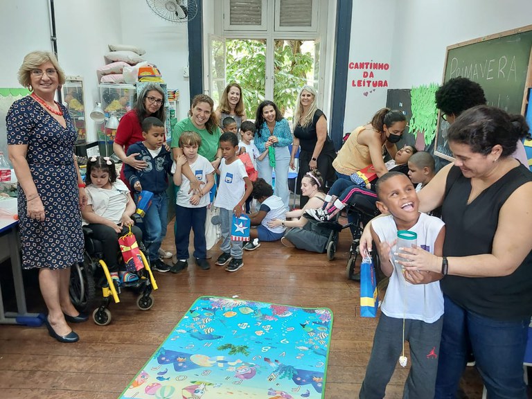 Foto na semana do Dia da Criança - atividade de confecção de brinquedos com sucatas_2022