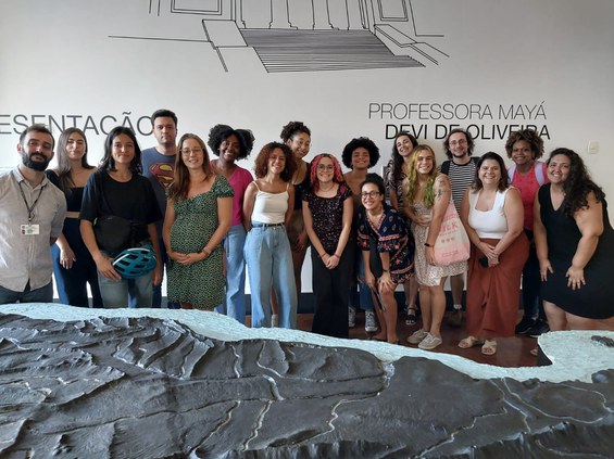 Grupo de alunos de Museologia da Unirio na sala de maquetes do IBC - 2024