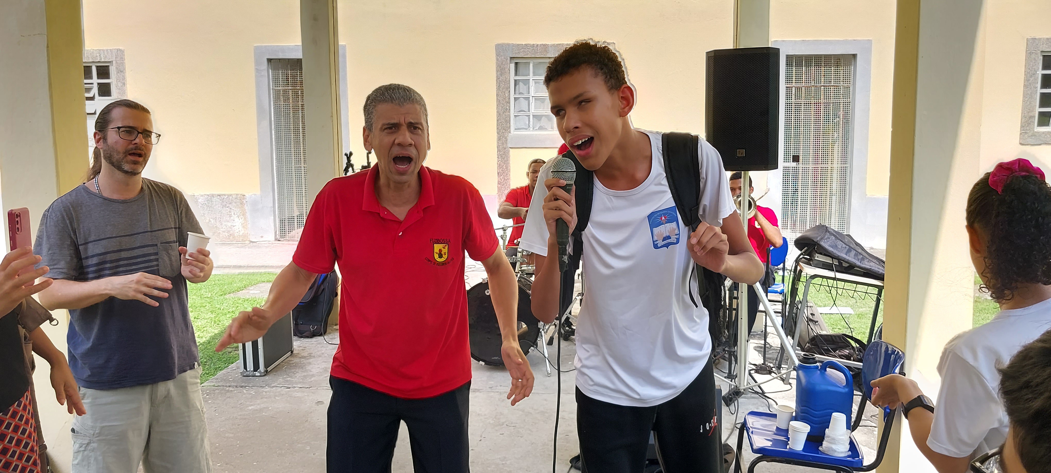 Aluno canta animadamente acompanhado pela Fuzibossa