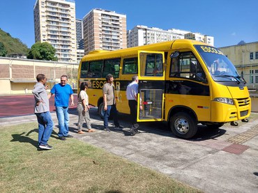 Novo ônibus do IBC - diretor-geral Mauro da Conceição convida para entrarem no veículo