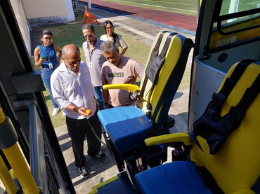 Novo ônibus - demonstração do elevador de acesso para cadeirantes