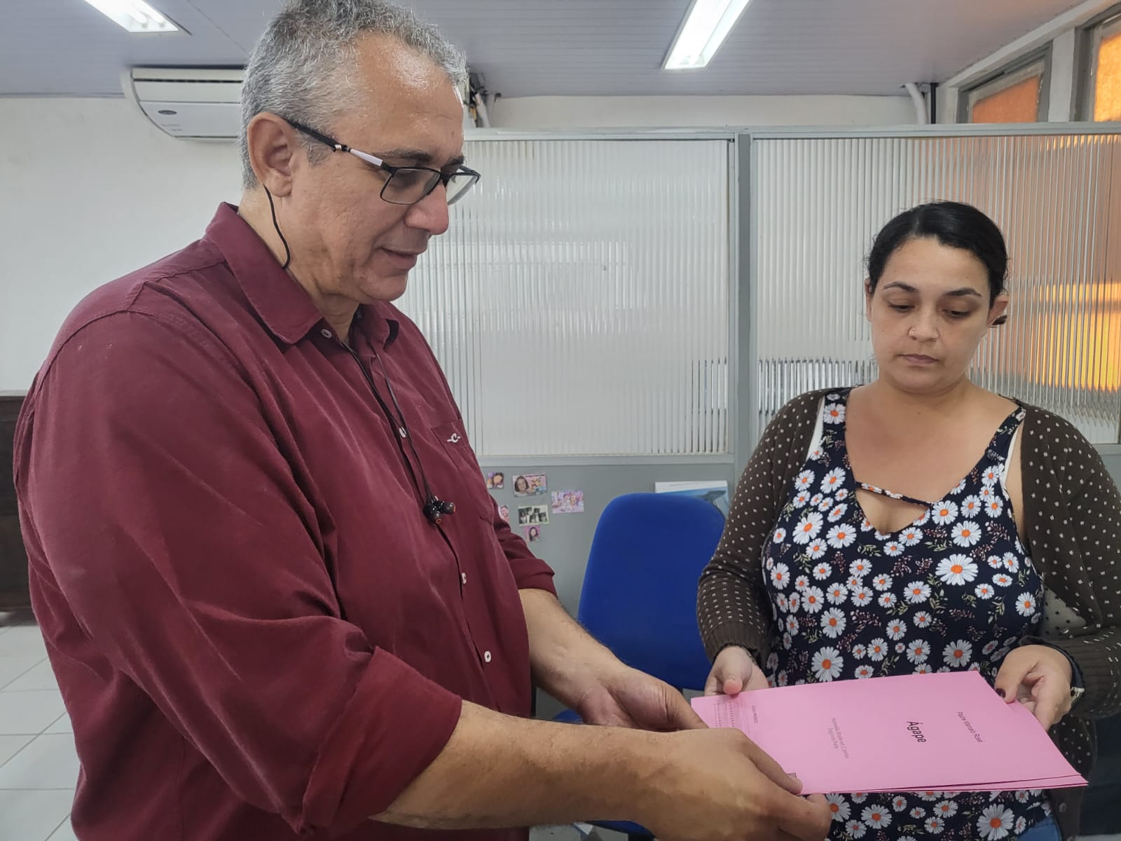 Diretor da Faetec recebe uma publicação em braille