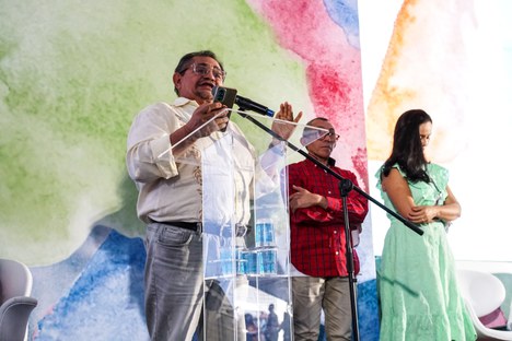 Crispiniano Neto em declamação de cordel no palco