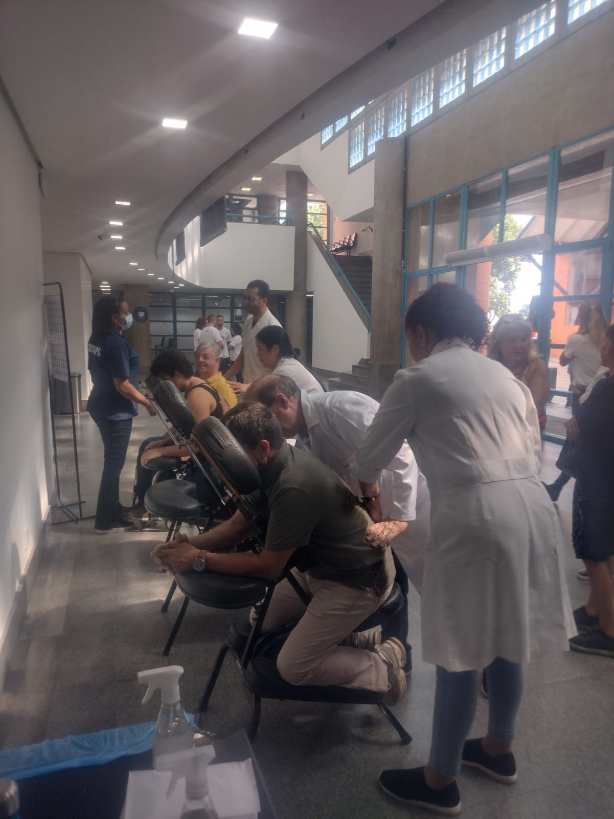 Atendimento em massoterapia em evento no SESC Nova Iguaçu