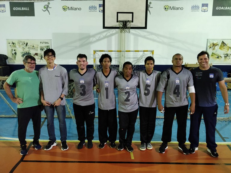 Equipe do IBC campeão do torneio de goalball da comemoração de 168 de criação do instituto