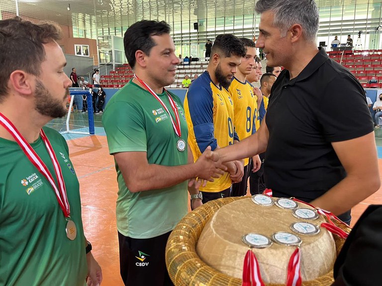 Professor Fábio Brandolin recebe medalha de prata atuando pela seleção brasileira masculina - Copa Ancara Goalball - 2022