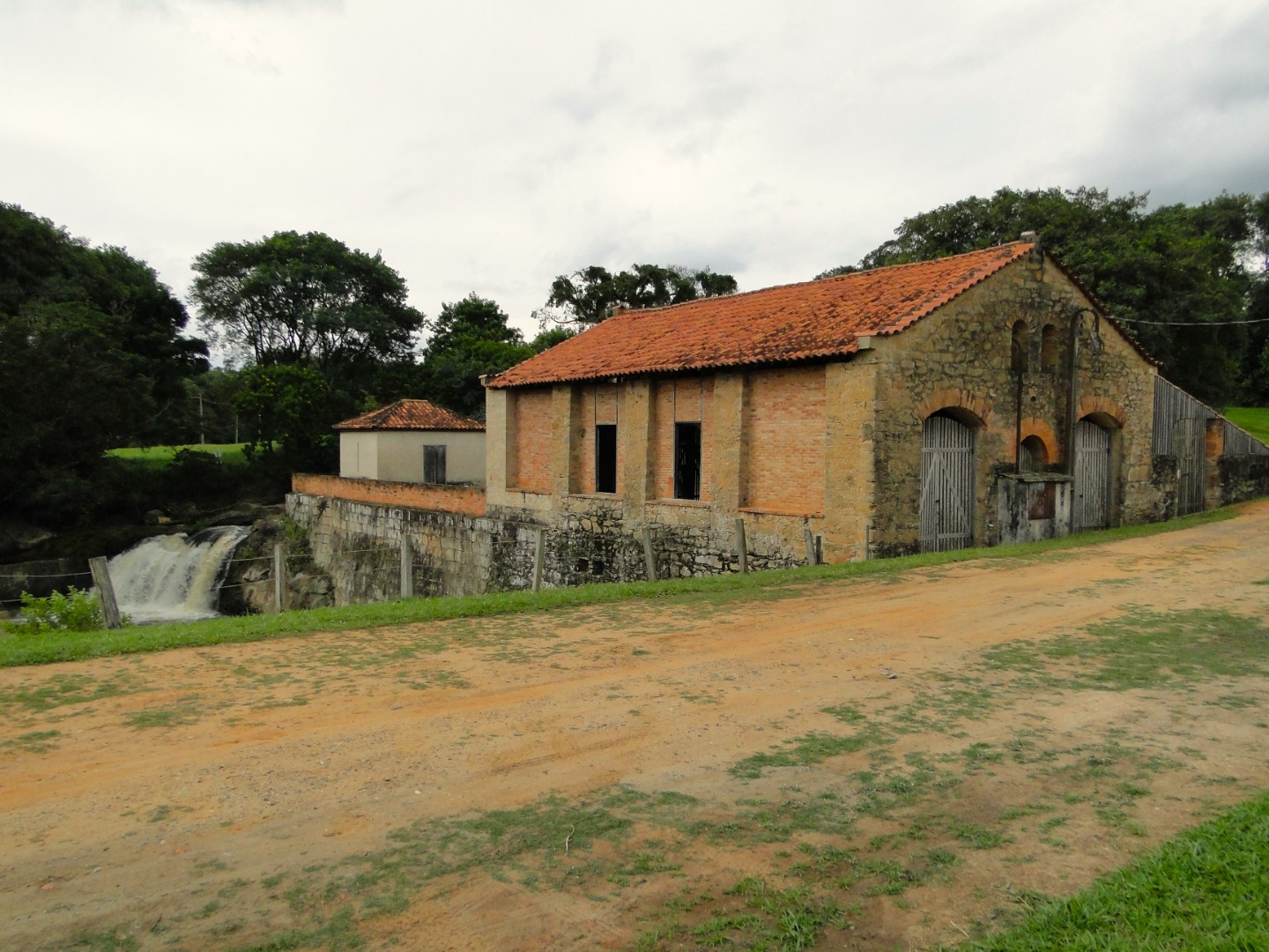 14. SERRARIA & CARPINTARIA - VISTA LATERAL COM CACHOEIRA.JPG