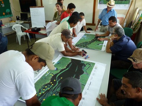 Grupo de trabalho realizando o mapeamento do Baixo Rio Negro