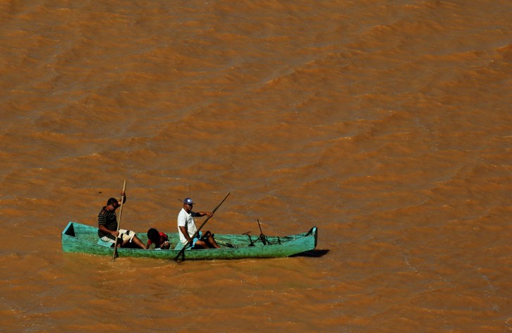 Pescadores na foz do rio Doce pós desastre ambiental