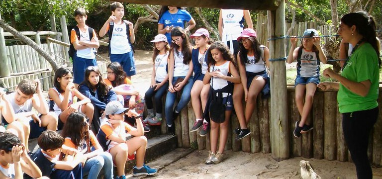 Voluntários recebendo público de escolas em Guriri, São Mateus-ES
