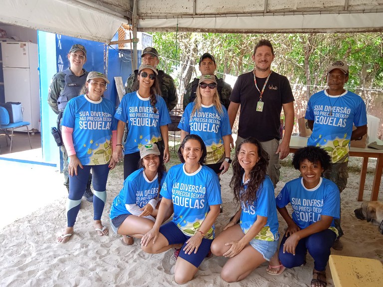 Equipe do Centro TAMAR/ICMBio em Guriri e parceiros.